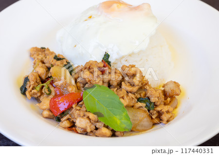 おいしいタイ料理のガパオライス おいしいタイ料理のガパオライス 117440331
