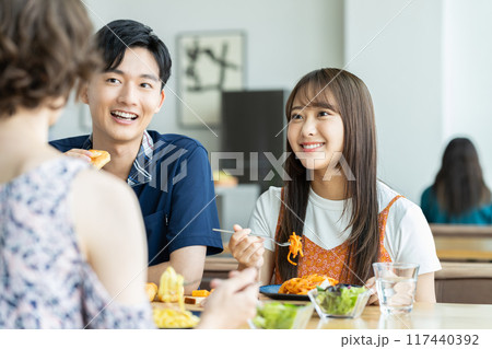 カフェでランチをする若い男女　 117440392