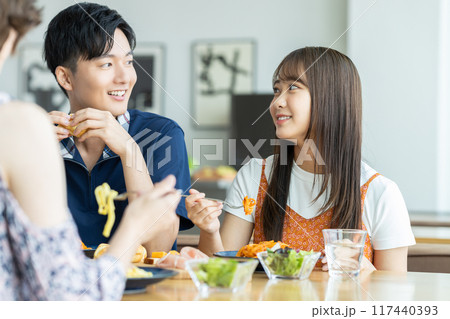 カフェでランチをする若い男女 カフェでランチをする若い男女 117440393