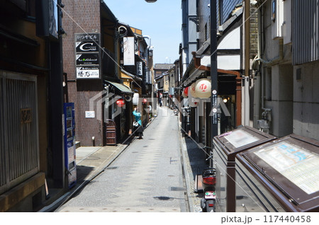 日中の「先斗町(ぽんとちょう)」（京都府京都市中京区） 117440458