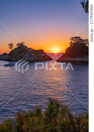 【静岡県】西伊豆堂ヶ島の夕景　ダルマ夕陽 117440460
