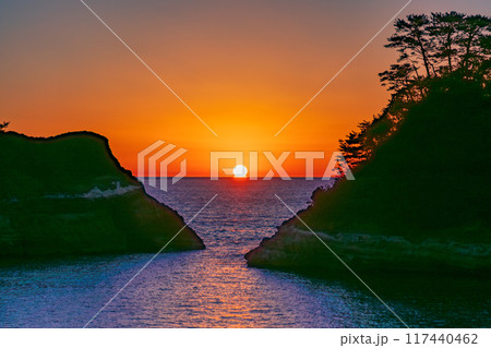 【静岡県】西伊豆堂ヶ島の夕景 ダルマ夕陽 【静岡県】西伊豆堂ヶ島の夕景 ダルマ夕陽 117440462