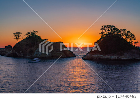 【静岡県】西伊豆堂ヶ島の夕景　ダルマ夕陽 117440465