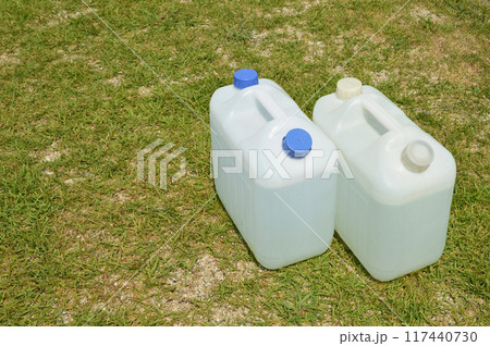 水が入ったポリタンク　15リッター 117440730