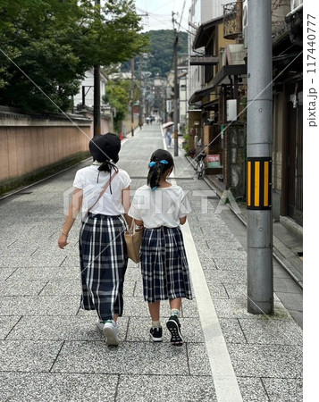 京都の石畳を親子コーデで散策 京都の石畳を親子コーデで散策 117440777