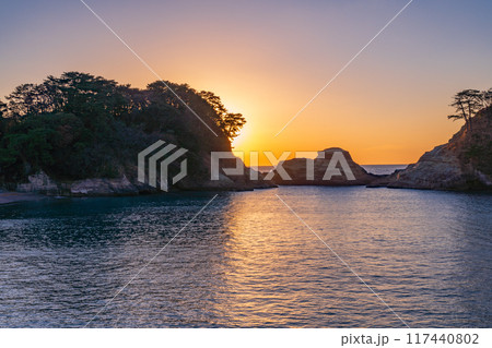 【静岡県】西伊豆・堂ヶ島の夕景 【静岡県】西伊豆・堂ヶ島の夕景 117440802