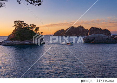 【静岡県】西伊豆・堂ヶ島の夕景 【静岡県】西伊豆・堂ヶ島の夕景 117440808