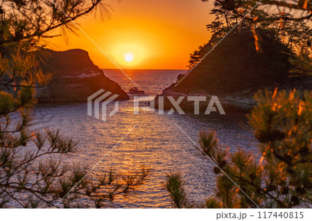 【静岡県】西伊豆・堂ヶ島の夕景 【静岡県】西伊豆・堂ヶ島の夕景 117440815