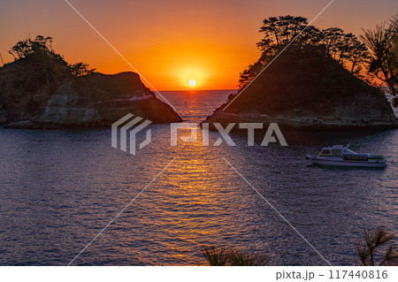 【静岡県】西伊豆・堂ヶ島の夕景 【静岡県】西伊豆・堂ヶ島の夕景 117440816