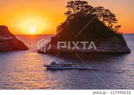 【静岡県】西伊豆・堂ヶ島の夕景 【静岡県】西伊豆・堂ヶ島の夕景 117440818