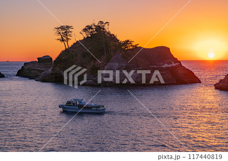 【静岡県】西伊豆・堂ヶ島の夕景 【静岡県】西伊豆・堂ヶ島の夕景 117440819