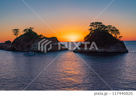 【静岡県】西伊豆・堂ヶ島の夕景 【静岡県】西伊豆・堂ヶ島の夕景 117440820