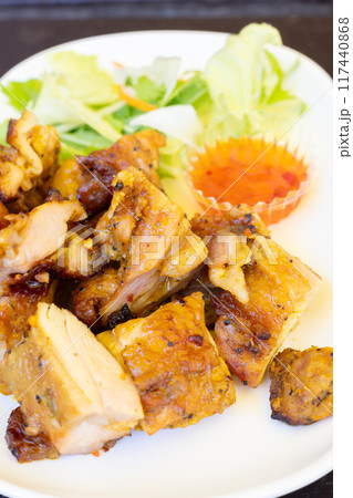 おいしいタイ料理のチキングリル 117440868