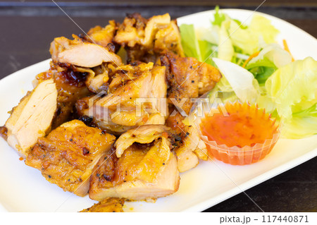 おいしいタイ料理のチキングリル 117440871