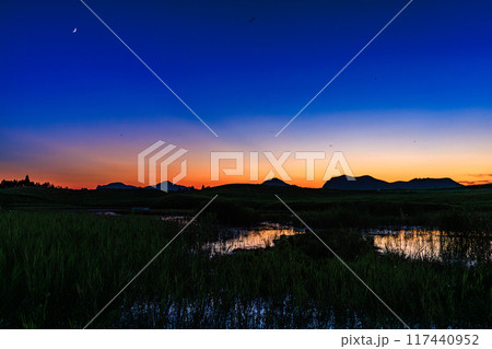 2024年夏曽爾高原お亀池周辺の薄明光線と美しい夕焼け㉞ 117440952