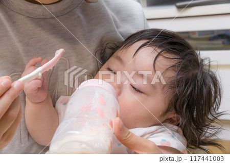 【ミルクを飲む髪を結んだ赤ちゃん】 【ミルクを飲む髪を結んだ赤ちゃん】 117441003