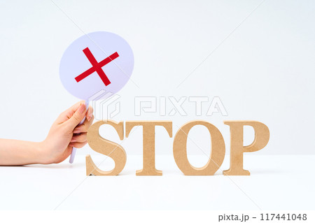 「STOP」と並べられたアルファベットの木製ブロック 「STOP」と並べられたアルファベットの木製ブロック 117441048