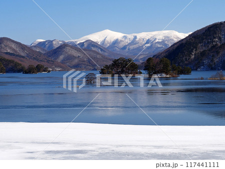 裏磐梯、冬の秋元湖からの箕輪山。白い冠雪と青い湖面とのコントラストが印象的で綺麗だ。 裏磐梯、冬の秋元湖からの箕輪山。白い冠雪と青い湖面とのコントラストが印象的で綺麗だ。 117441111