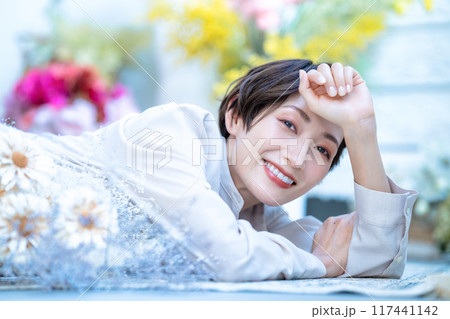 花とミドルの女性 ビューティーイメージ 花とミドルの女性 ビューティーイメージ 117441142
