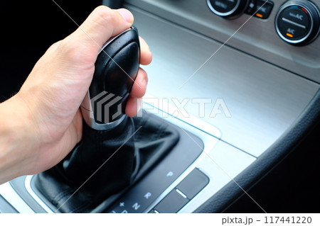 車のシフトノブを握る男性の手 117441220