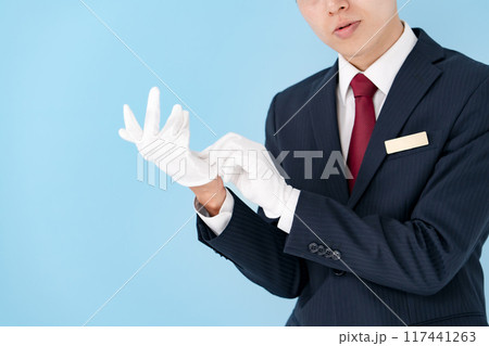 白手袋をはめる男性　ビジネス 117441263