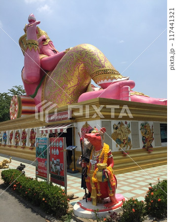 タイのピンクガネーシャのネズミ像 タイのピンクガネーシャのネズミ像 117441321