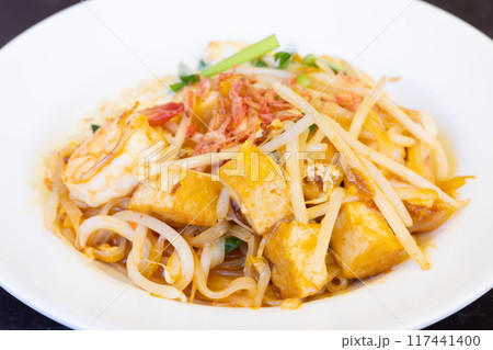 おいしいタイ料理のパッタイ 117441400