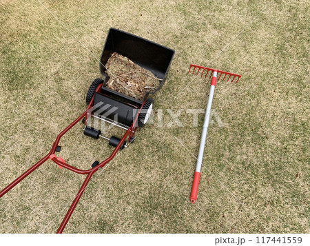 手動芝刈り機とサッチングレーキ 117441559