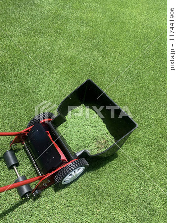 真夏の芝刈り 117441906