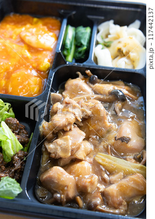 おいしいエビチリと鶏肉の中華弁当 おいしいエビチリと鶏肉の中華弁当 117442137
