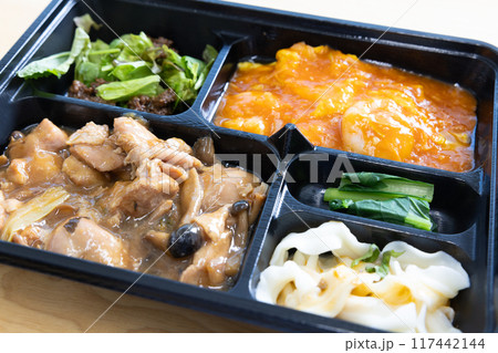 おいしいエビチリと鶏肉の中華弁当 117442144
