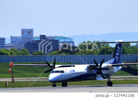 大阪国際空港　ANA　ボンバルディア　DHC8-Q400 プロペラ機　着陸態勢　スカイパーク 117442186