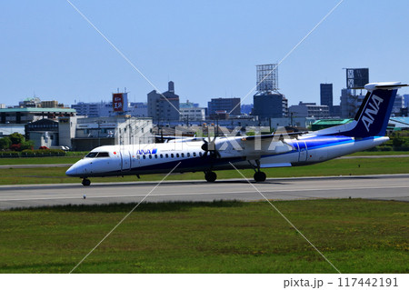 大阪国際空港 ANA ボンバルディア DHC8-Q400 プロペラ機 着陸態勢 スカイパーク 大阪国際空港 ANA ボンバルディア DHC8-Q400 プロペラ機 着陸態勢 スカイパーク 117442191