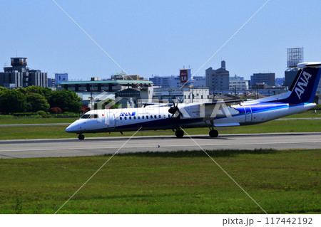 大阪国際空港 ANA ボンバルディア DHC8-Q400 プロペラ機 着陸態勢 スカイパーク 大阪国際空港 ANA ボンバルディア DHC8-Q400 プロペラ機 着陸態勢 スカイパーク 117442192