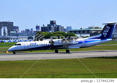 大阪国際空港 ANA ボンバルディア DHC8-Q400 プロペラ機 着陸態勢 スカイパーク 大阪国際空港 ANA ボンバルディア DHC8-Q400 プロペラ機 着陸態勢 スカイパーク 117442194
