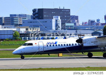 大阪国際空港 ANA ボンバルディア DHC8-Q400 プロペラ機 着陸態勢 スカイパーク 大阪国際空港 ANA ボンバルディア DHC8-Q400 プロペラ機 着陸態勢 スカイパーク 117442195