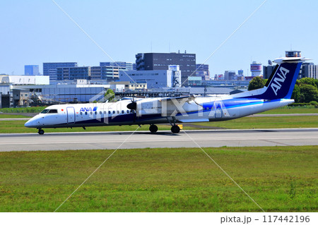 大阪国際空港 ANA ボンバルディア DHC8-Q400 プロペラ機 着陸態勢 スカイパーク 大阪国際空港 ANA ボンバルディア DHC8-Q400 プロペラ機 着陸態勢 スカイパーク 117442196