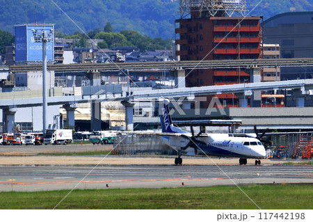 大阪国際空港 ANA ボンバルディア DHC8-Q400 プロペラ機 着陸態勢 スカイパーク 大阪国際空港 ANA ボンバルディア DHC8-Q400 プロペラ機 着陸態勢 スカイパーク 117442198