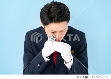 ルーペ で鑑定をする男性　 117442268