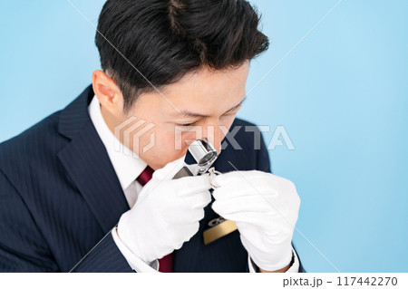 ルーペ で鑑定をする男性　 117442270