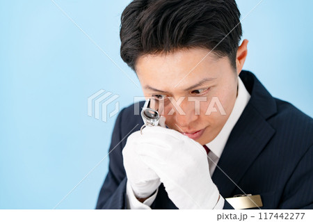 ルーペ で鑑定をする男性　 117442277
