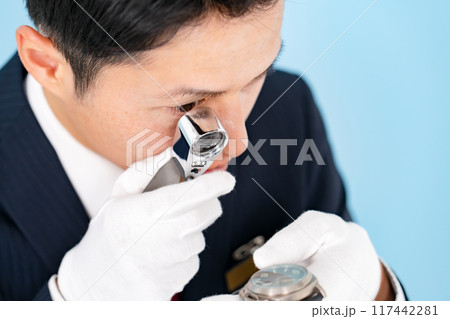 ルーペ で鑑定をする男性　 117442281