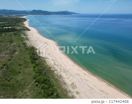 丹後半島の美しい砂浜海岸、琴引浜の空撮 丹後半島の美しい砂浜海岸、琴引浜の空撮 117442408