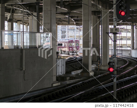 川西能勢口駅を出発する能勢電妙見線の電車 117442418