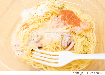 おいしいコンビニ食品の明太子ソース冷製パスタ 117442802