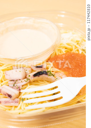 おいしいコンビニ食品の明太子ソース冷製パスタ 117442810