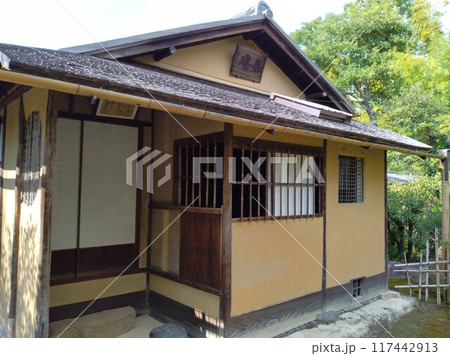 初夏の茶室と庭園　古い町並み初夏の犬山城下町 117442913