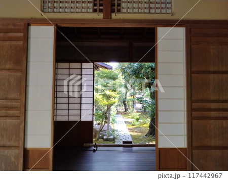 初夏の茶室と庭園　古い町並み初夏の犬山城下町 117442967