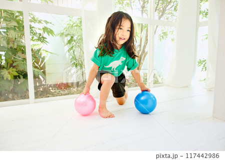 リビングでボール遊びをする男の子 117442986