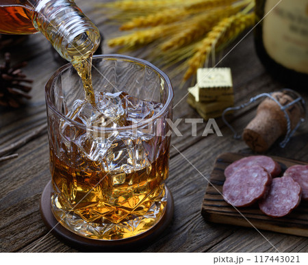 ウイスキー ロック 木の背景 117443021